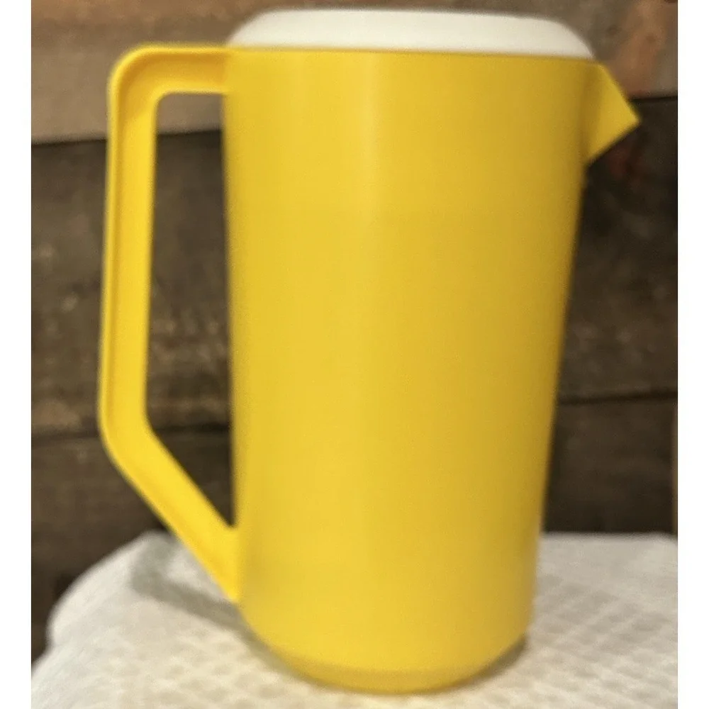 Vtg Rubbermaid Pitcher & Tupperware Egg Carrier Camping Picnic Potluck 2 1/4 Qts